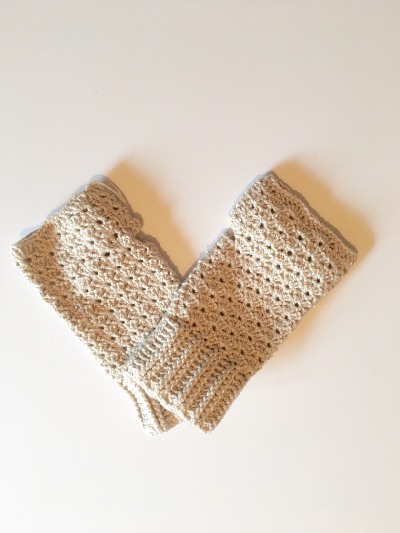 Free Fingerless Glove pattern a simple and elegant DIY crochet fingerless glove tutorial.